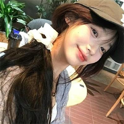 女孩向前走